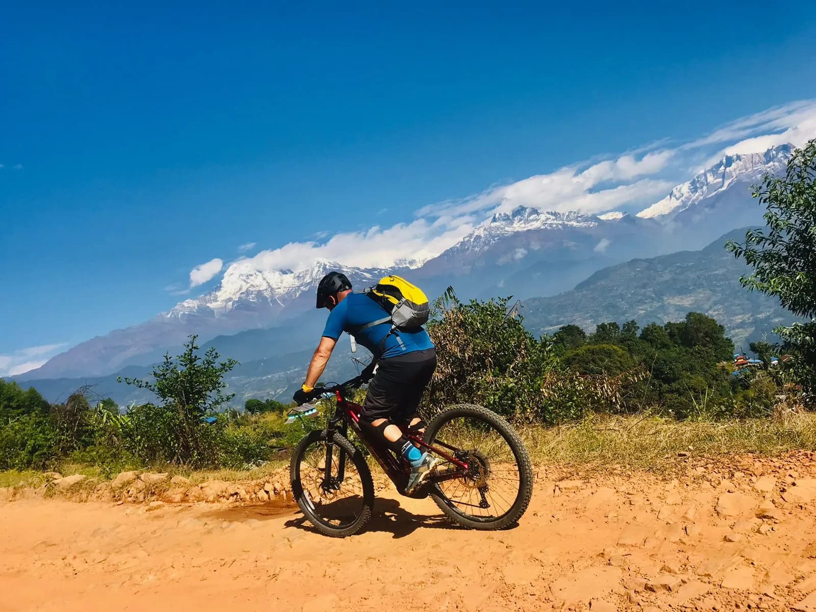 mtbriderdirttrailannapurnaview.webp